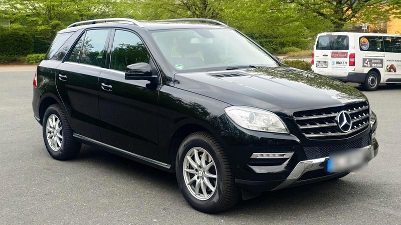 Schwarz Gebraucht 2012 Mercedes ML250 SUV | 23.900 € (Fairer Preis) - Bild 1/4