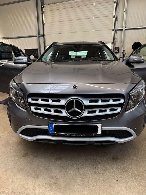 Grau Gebraucht 2018 Mercedes GLA200 SUV | 14.500 € (Superpreis) - Bild 1/4