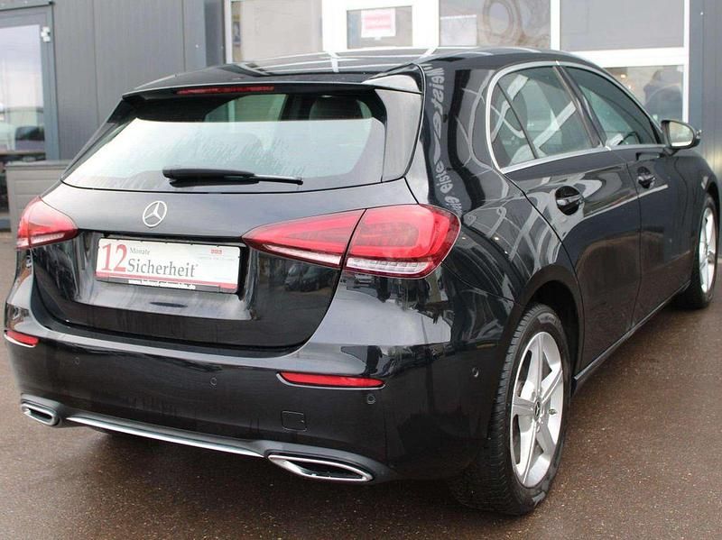 Gebraucht Mercedes A180 136 PS (100 kW) 2020 Kosmosschwarz  metalliclack Kleinwagen