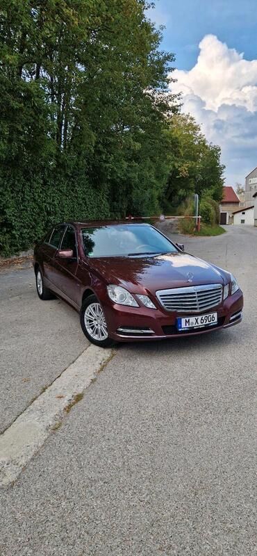 Rot Gebraucht 2011 Mercedes E300 Elegance Limousine | 10.500 € (Guter Preis) - Bild 1/4
