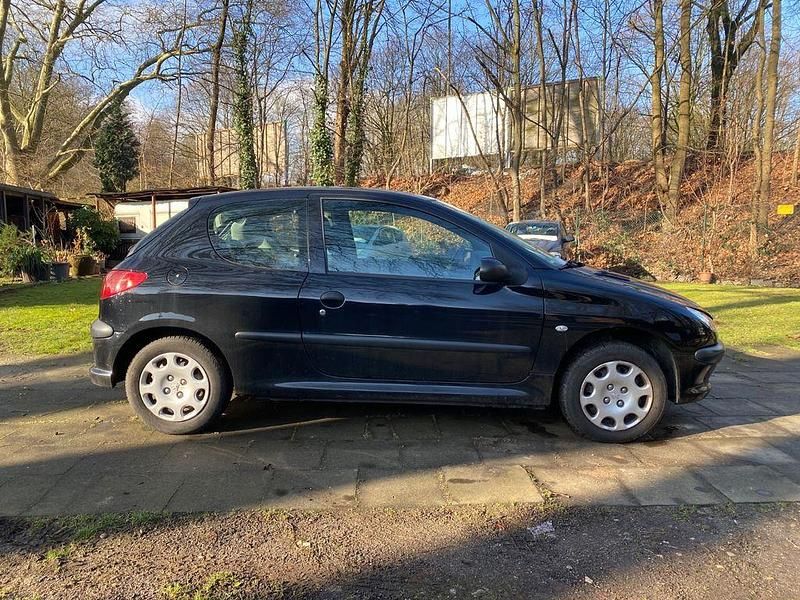 Gebraucht Peugeot 206 Tendance 75 PS (55 kW) 2008 Schwarz Limousine