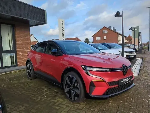 Używany Renault Megane E-Tech Komfort 160 kW (218 KM) 2025 Czerwony Sedan/Limuzyna
