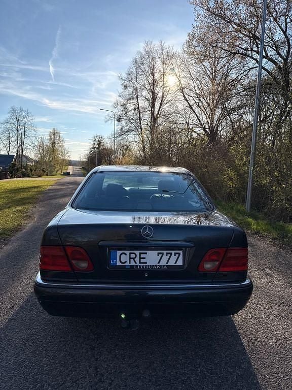 Second-hand Mercedes E250 150 CP (110 kW) 1998 Negru Berlinǎ