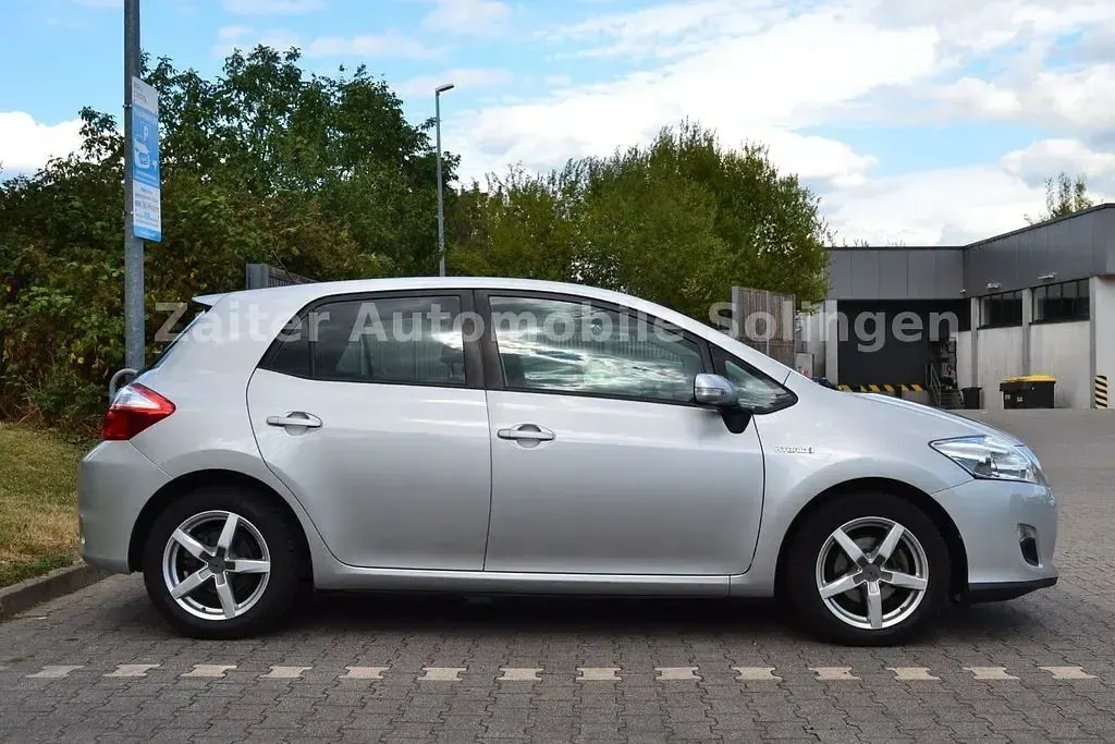 Gebraucht Toyota Auris Hybrid Life 99 PS (72 kW) 2012 Silber Limousine