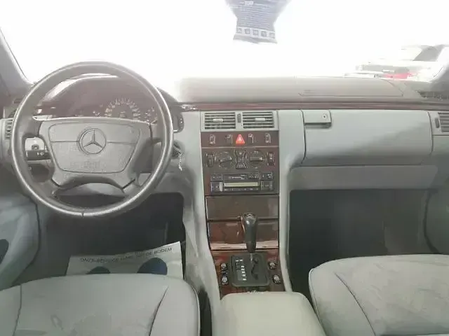 Gebraucht Mercedes E200 136 PS (100 kW) 1995 Silber Limousine