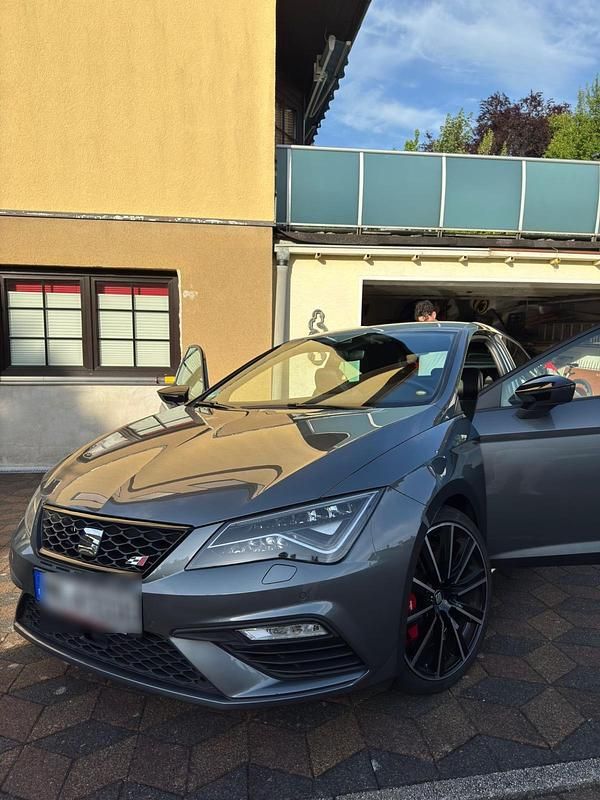 Silber Gebraucht 2018 Cupra Leon Coupé | 22.000 € (Fairer Preis) - Bild 1/4