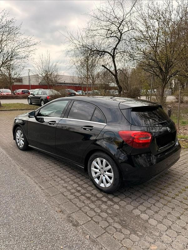 Gebraucht Mercedes A180 122 PS (89 kW) 2016 Schwarz Kleinwagen