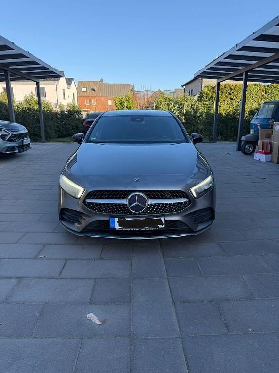 Grau Gebraucht 2018 Mercedes A200 AMG line Limousine | 19.999 € (Fairer Preis) - Bild 1/4