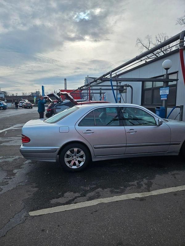 Gebraucht Mercedes E220 Elegance 143 PS (105 kW) 2000 Silber Limousine