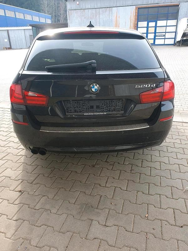 Gebraucht BMW 520 184 PS (135 kW) 2010 Schwarz Kombi