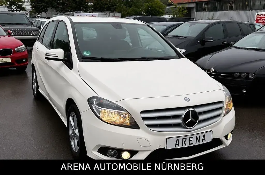 Gebraucht Mercedes B180 109 PS (80 kW) 2013 Weiß Kleinwagen