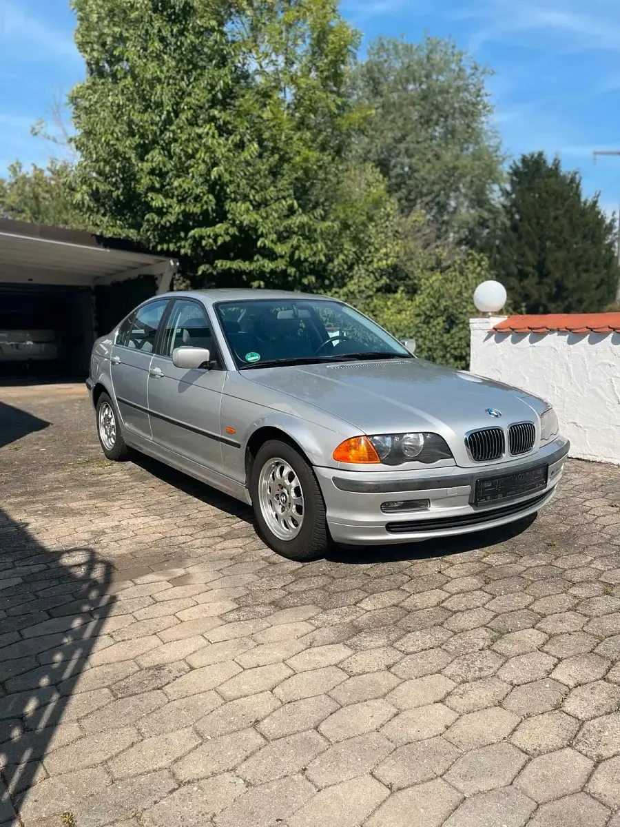 Gebraucht BMW 323 Basis 170 PS (125 kW) 1999 Silber Limousine