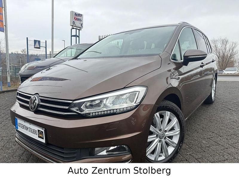 Braun Gebraucht 2017 VW Touran Highline Van / Kleinbus | 18.490 € (Superpreis) - Bild 1/4