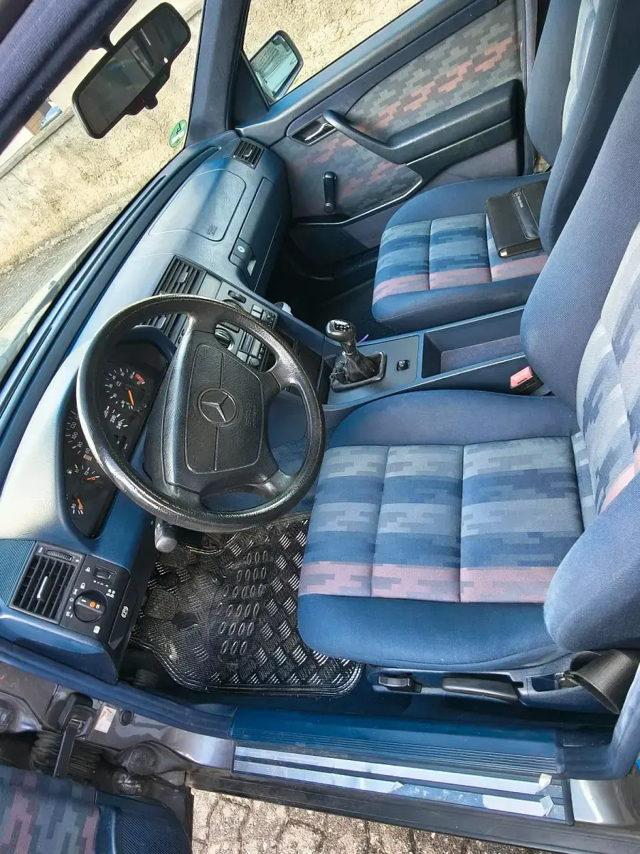 Gebraucht Mercedes C180 122 PS (89 kW) 1995 Andere farben Limousine