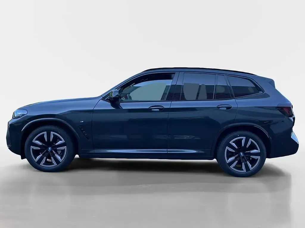 Gebraucht BMW iX3 Shadowline 210 kW (286 PS) 2023 Sophistograu brillanteffekt metallic SUV