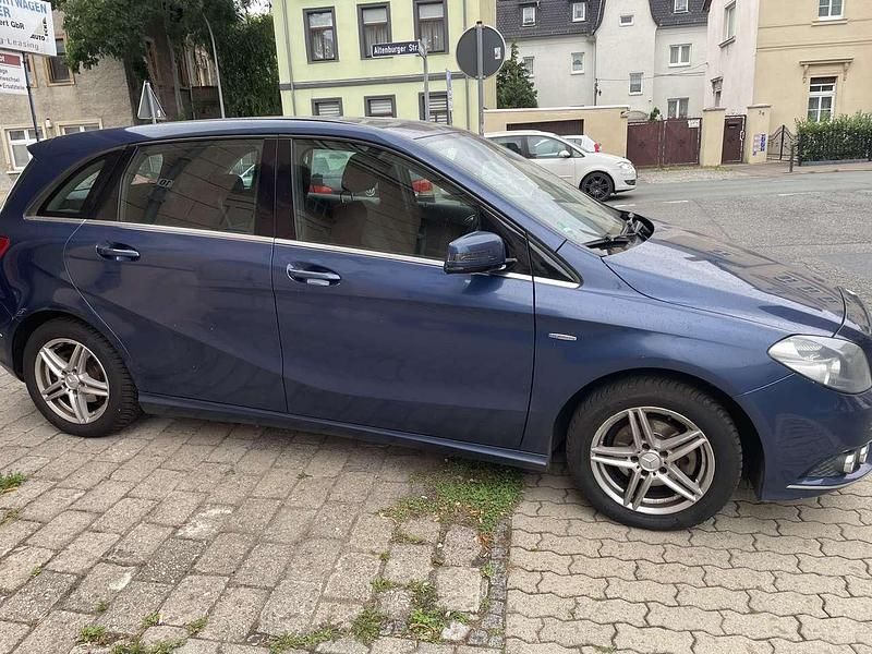 Gebraucht Mercedes B180 122 PS (89 kW) 2012 Blau Van / Kleinbus