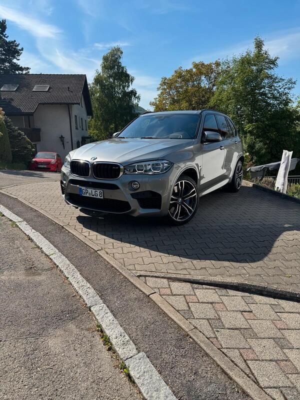Grau Gebraucht 2018 BMW X5 M Performance SUV | 45.999 € (Teuer) - Bild 1/4