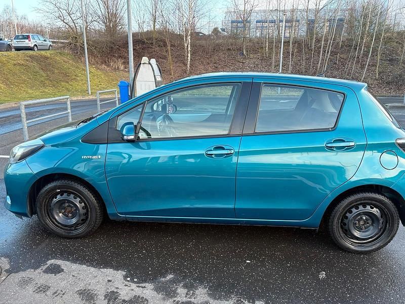 Gebraucht Toyota Yaris Hybrid 75 PS (55 kW) 2012 Blau Kleinwagen