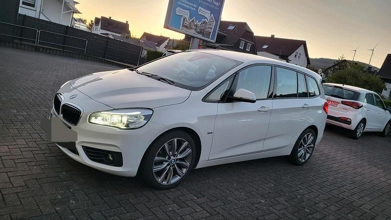 Weiß Gebraucht 2015 BMW 218 Sport Line Van / Kleinbus | 12.600 € (Fairer Preis) - Bild 1/4