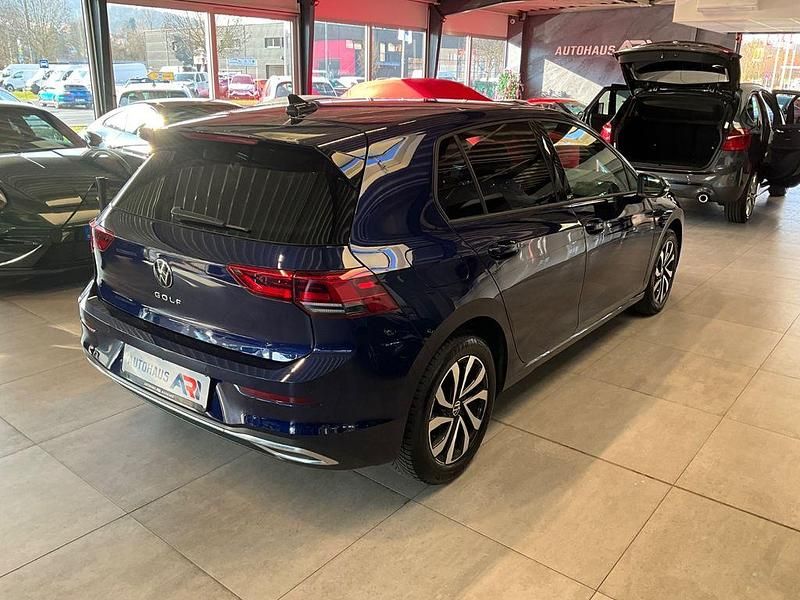 Gebraucht VW Golf VII Active 150 PS (110 kW) 2021 Blau Kleinwagen
