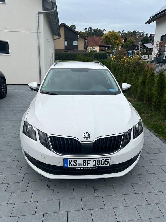 Weiß Gebraucht 2019 Skoda Octavia Soleil Kombi | 11.550 € (Superpreis) - Bild 1/4