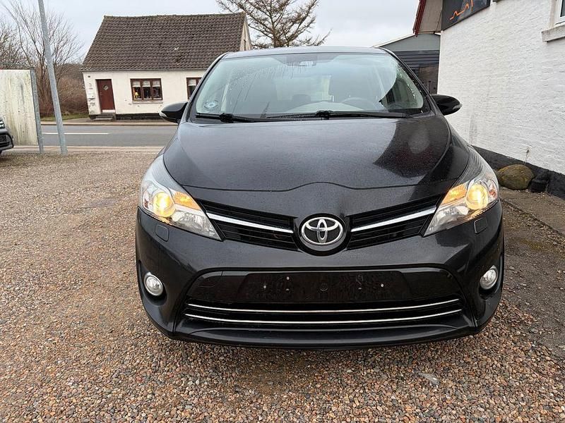 Gebraucht Toyota Verso Premium 147 PS (108 kW) 2017 Schwarz Van / Kleinbus