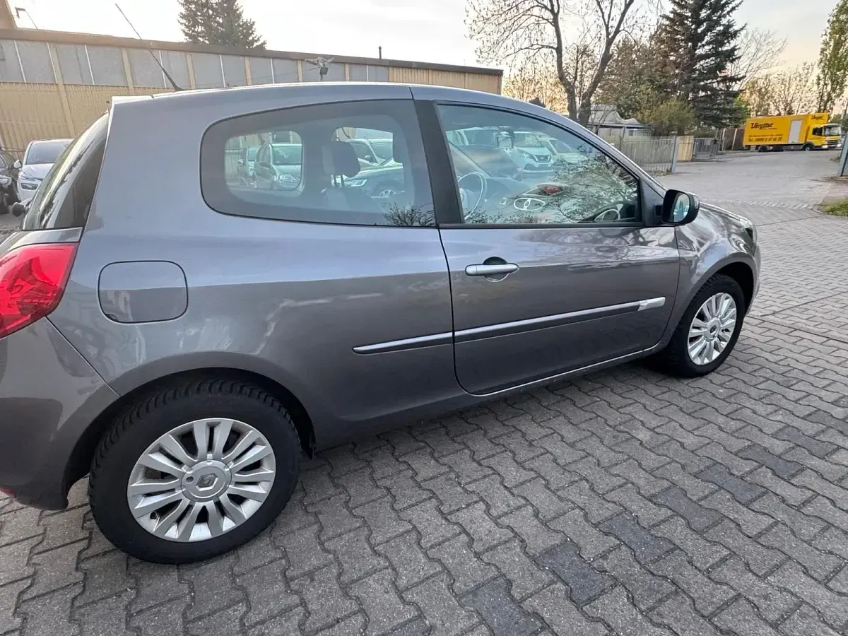 Gebraucht Renault Clio II 75 PS (55 kW) 2011 Grau Limousine