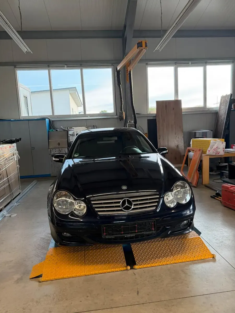 Gebraucht Mercedes C180 143 PS (105 kW) 2007 Blau Coupé