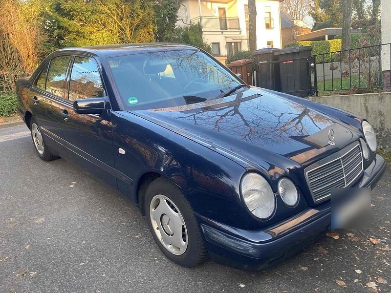 Gebraucht Mercedes E200 136 PS (100 kW) 1997 Blau Limousine