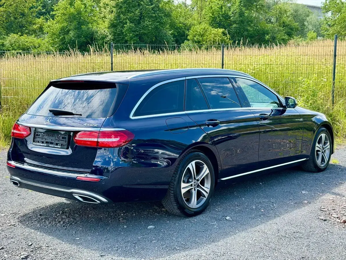 Gebraucht Mercedes E220 194 PS (142 kW) 2019 Blau Kombi