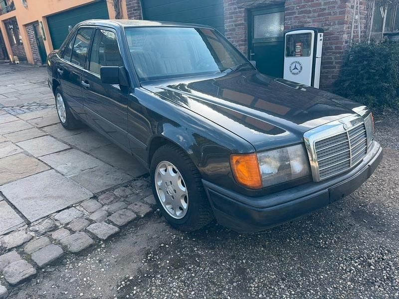 Gebraucht Mercedes 200 72 PS (52 kW) 1986 Schwarz Limousine