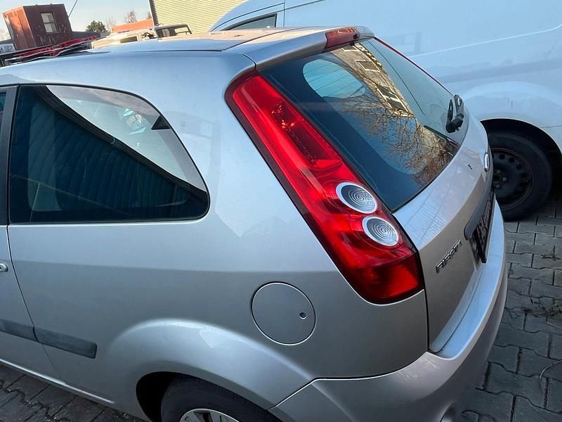 Gebraucht Ford Fiesta 80 PS (58 kW) 2007 Silber Kleinwagen