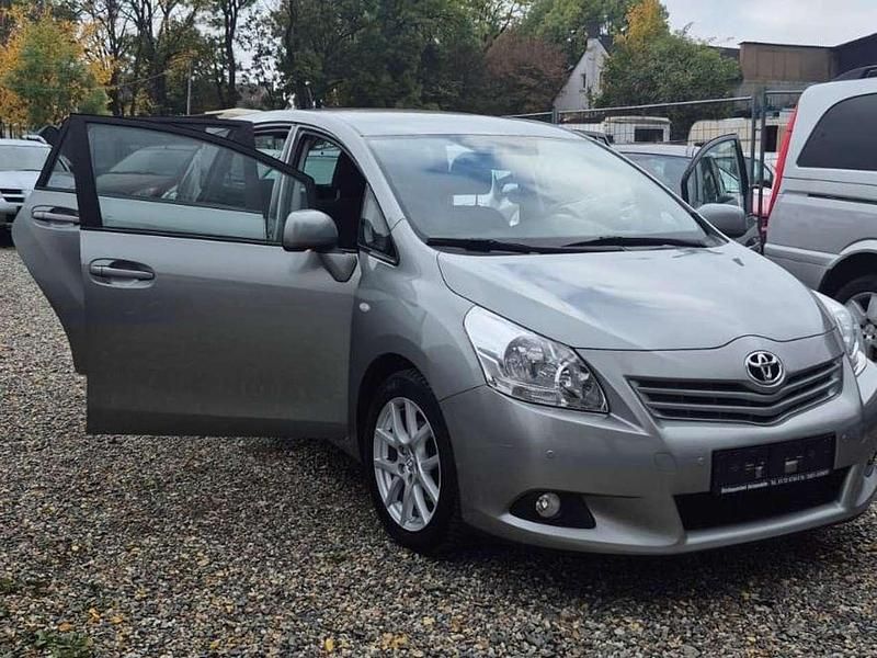 Gebraucht Toyota Verso 126 PS (92 kW) 2012 Silber Van / Kleinbus