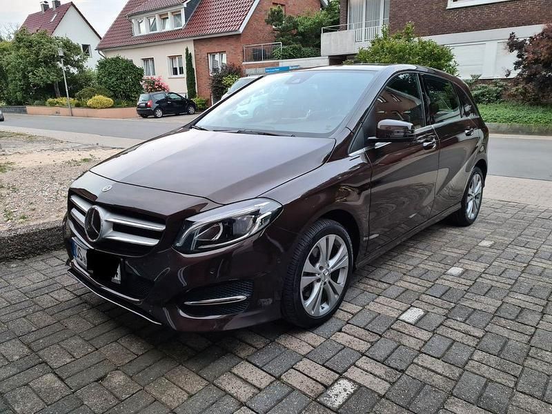 Braun Gebraucht 2017 Mercedes B220 Style Van / Kleinbus | 18.980 € (Fairer Preis) - Bild 1/4