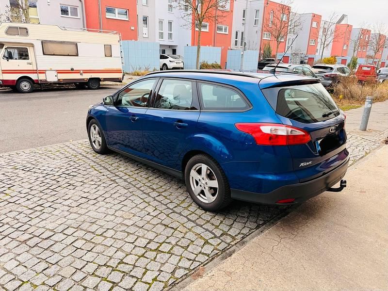 Blau Gebraucht 2014 Ford Focus Kombi | 3.990 € (Superpreis) - Bild 1/4