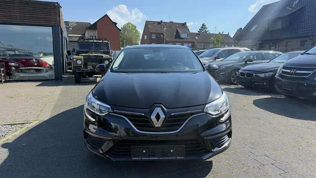Używany Renault Mégane Play 101 KM (74 kW) 2017 Czarny Sedan/Limuzyna