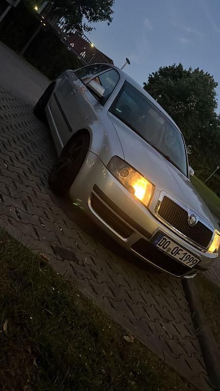 Silber Gebraucht 2002 Skoda Superb Classic Limousine | 2.999 € (Etwas zu teuer) - Bild 1/4
