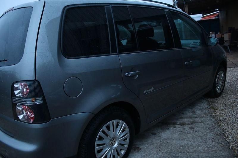 Gebraucht VW Touran Freestyle 140 PS (102 kW) 2010 Grau Van / Kleinbus