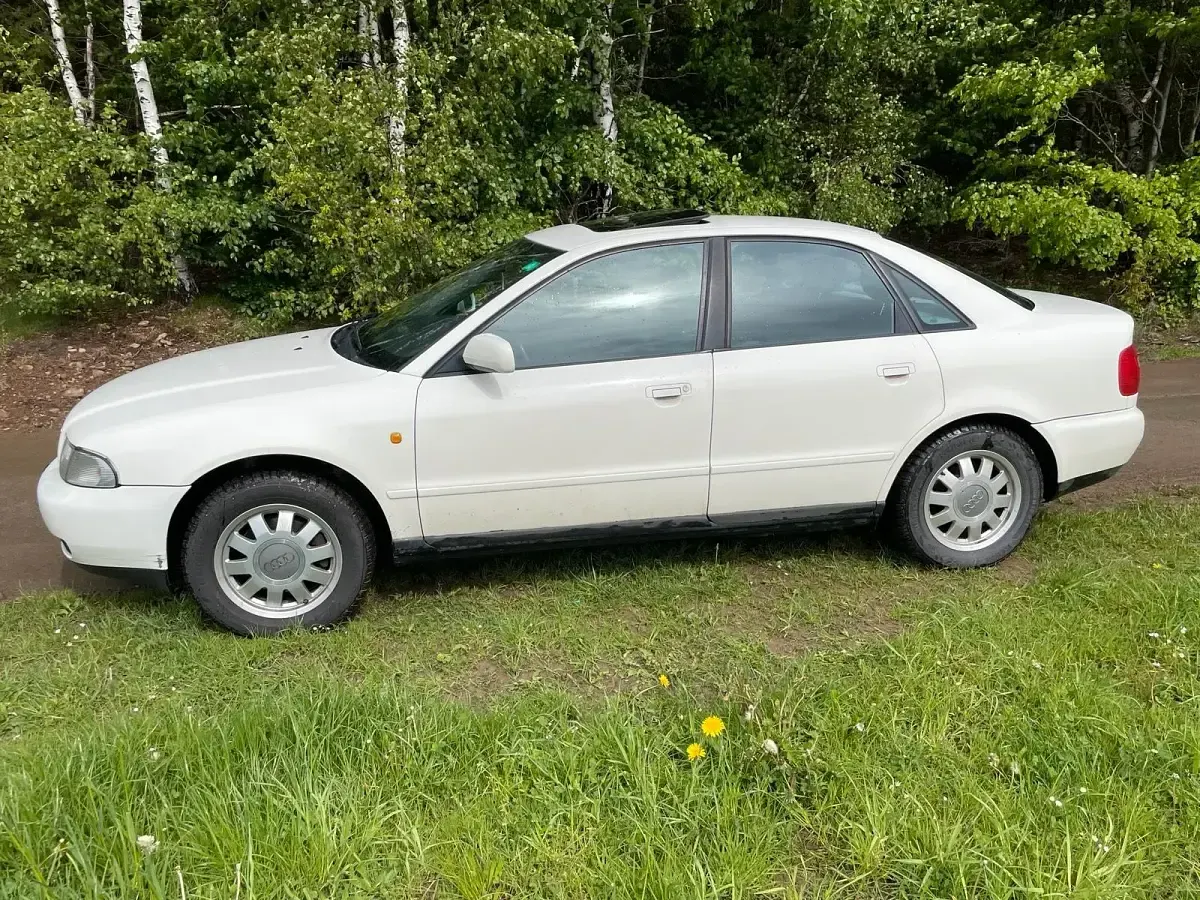 Używany Audi A4 101 KM (74 kW) 1997 Biały Sedan/Limuzyna