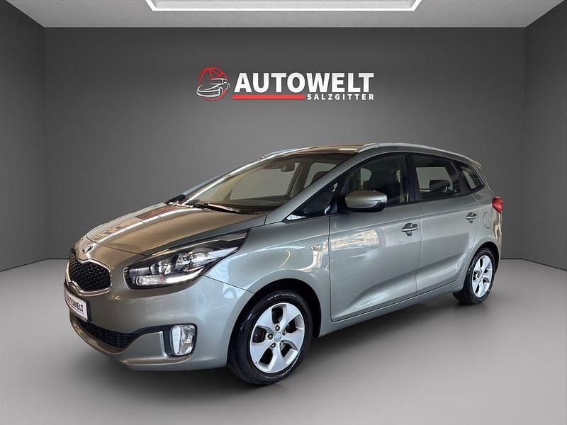 Beige Gebraucht 2015 Kia Carens Edition 7 Van / Kleinbus | 7.999 € (Fairer Preis) - Bild 1/4