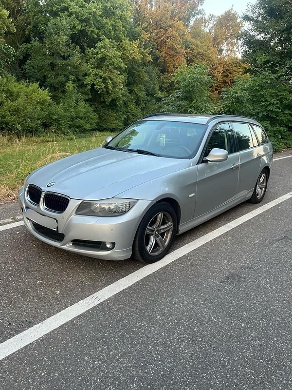 Silber Gebraucht 2011 BMW 318 Kombi | 4.800 € (Fairer Preis) - Bild 1/4