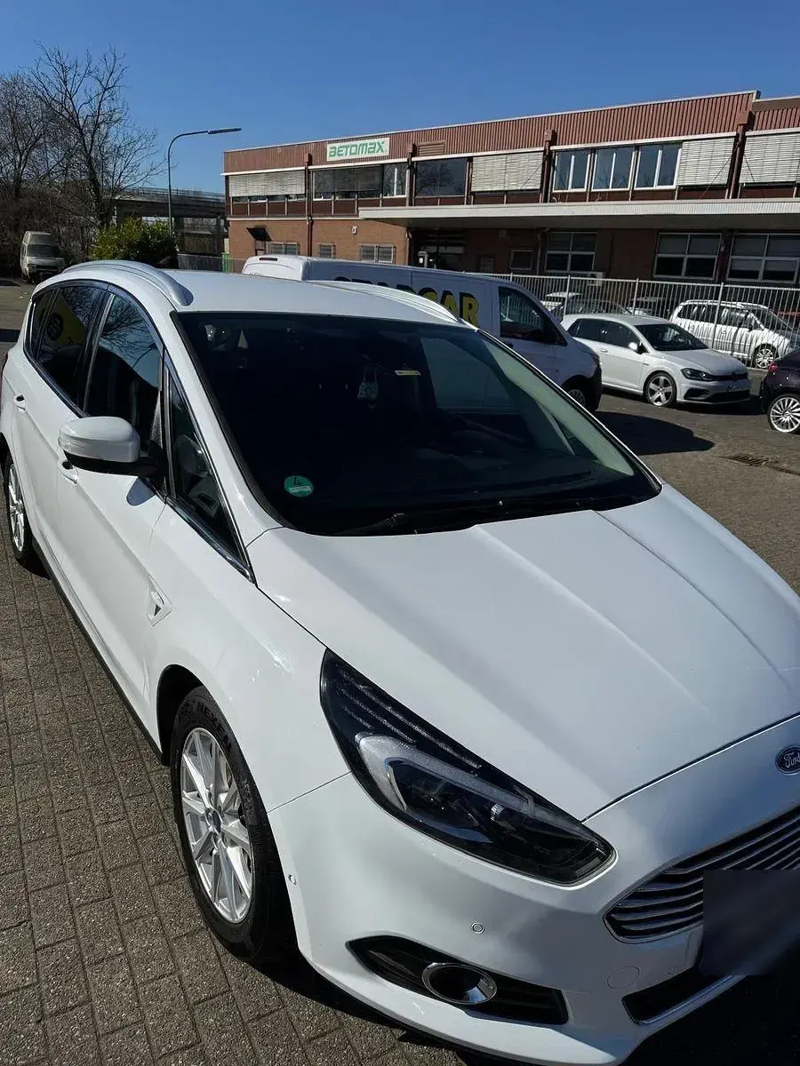 Gebraucht Ford S-MAX Titanium 179 PS (131 kW) 2016 Weiß Van / Kleinbus