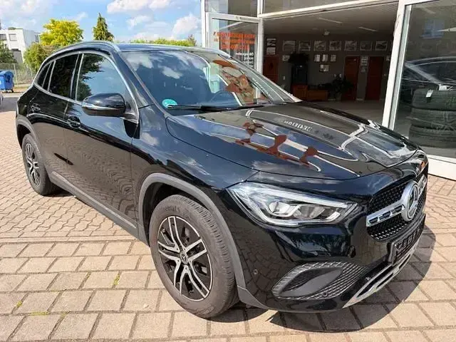 Gebraucht Mercedes GLA200 Progressive 163 PS (119 kW) 2020 Kosmosschwarz SUV
