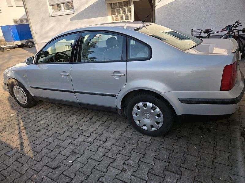 Second-hand VW Passat 110 CP (80 kW) 2000 Argintiu Berlinǎ
