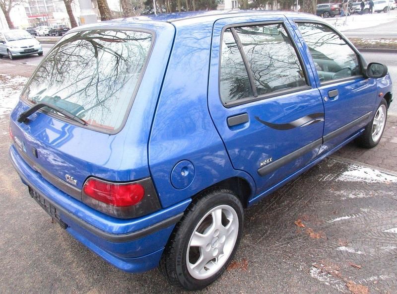 Używany Renault Clio 54 KM (39 kW) 1996 Niebieski Hatchback