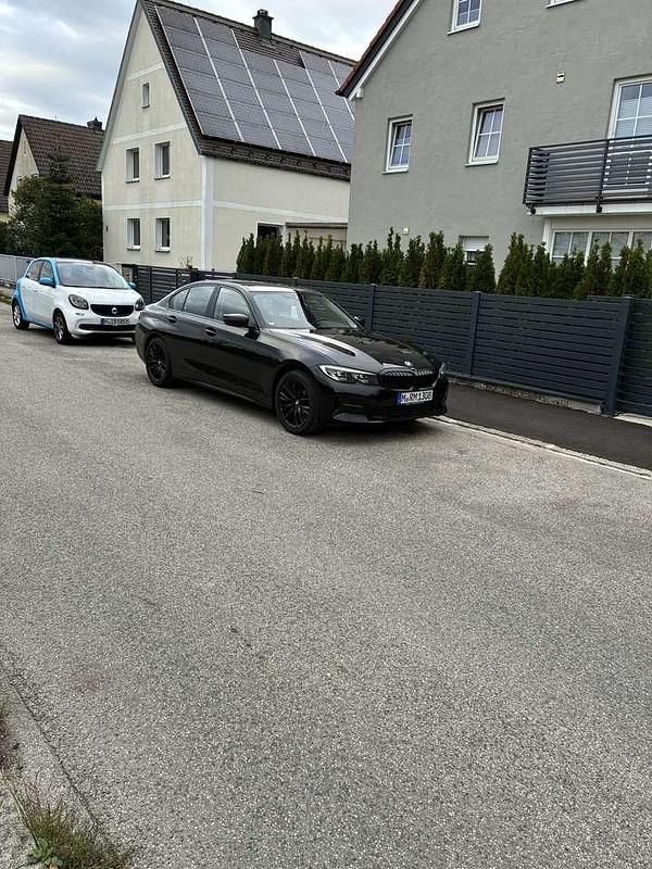 Schwarz Gebraucht 2022 BMW 318 Advantage Limousine | 25.900 € (Guter Preis) - Bild 1/4