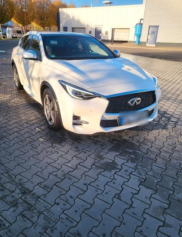 Gebraucht Infiniti Q30 211 PS (155 kW) 2017 Weiß Limousine