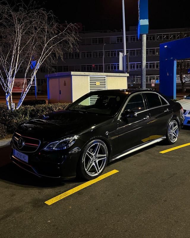 Schwarz Gebraucht 2014 Mercedes E220 Limousine | 13.400 € (Teuer) - Bild 1/4