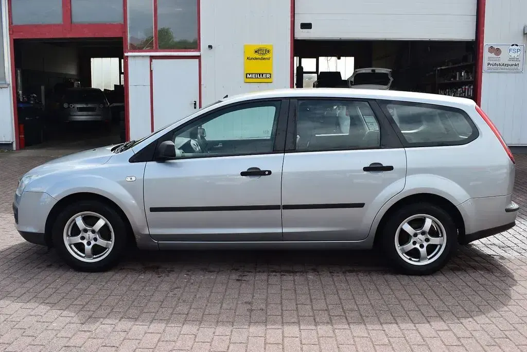 Gebraucht Ford Focus Trend 101 PS (74 kW) 2005 Silber Limousine