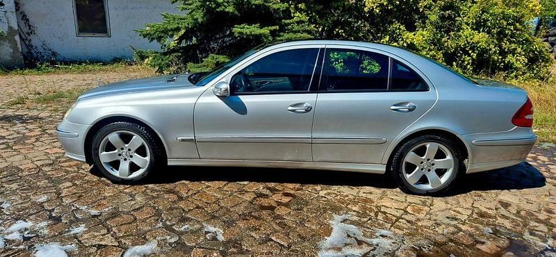 Silber Gebraucht 2003 Mercedes E500 Avantgarde Limousine | 7.999 € (Fairer Preis) - Bild 1/4